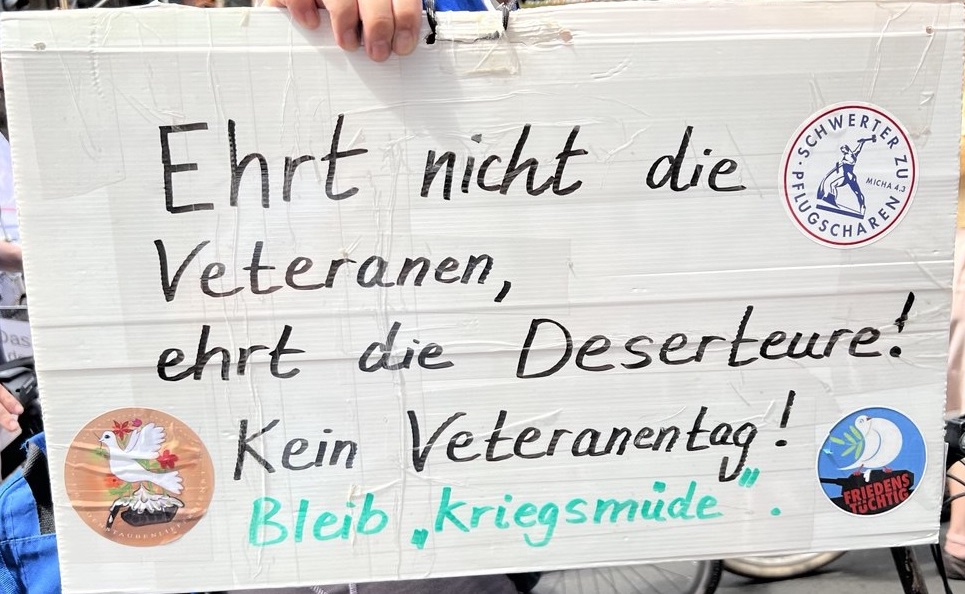 Plakat mit der Aufschrift Ehrt nicht die Veteranen. Bleibt kriegsmüde.